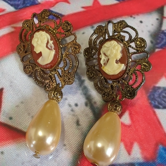 ❤️Antique Midcentury 1940s 1950s Cameo Pearl Drop Post Earrings 2" - Picture 4 of 4